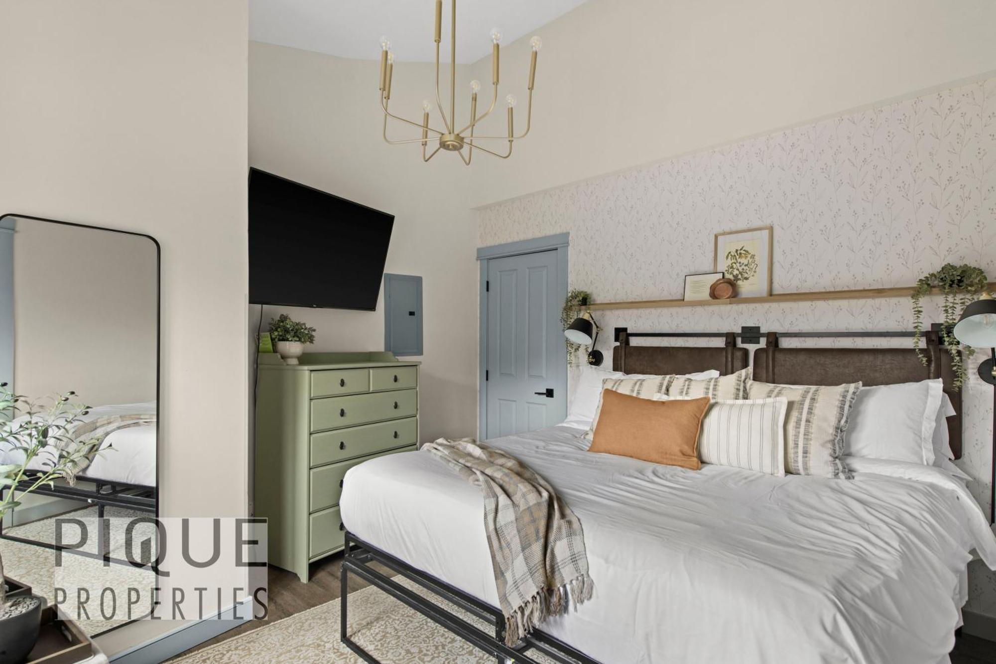 דירות קאנמור Mountain Loft Retreat, Heated Pool & Hot Tub, Ug Parking, Balcony, Wifi! מראה חיצוני תמונה