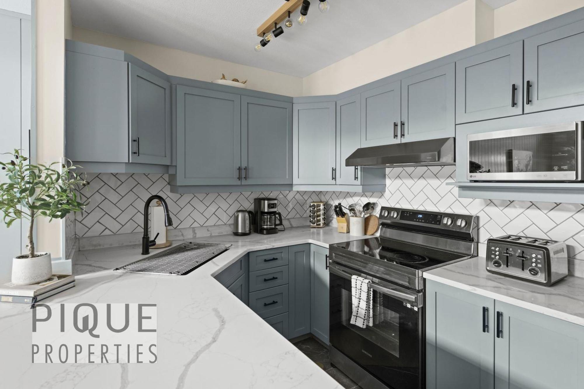 דירות קאנמור Mountain Loft Retreat, Heated Pool & Hot Tub, Ug Parking, Balcony, Wifi! מראה חיצוני תמונה