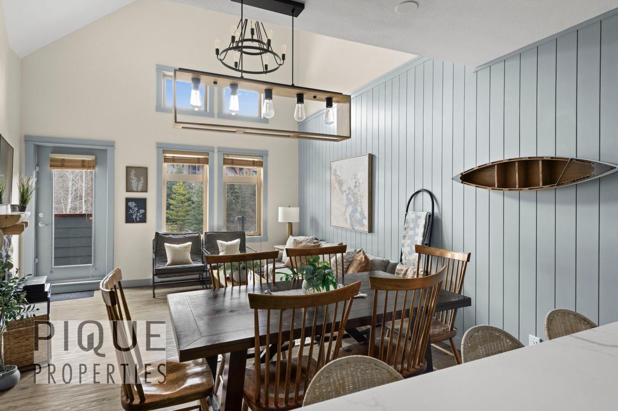 דירות קאנמור Mountain Loft Retreat, Heated Pool & Hot Tub, Ug Parking, Balcony, Wifi! מראה חיצוני תמונה
