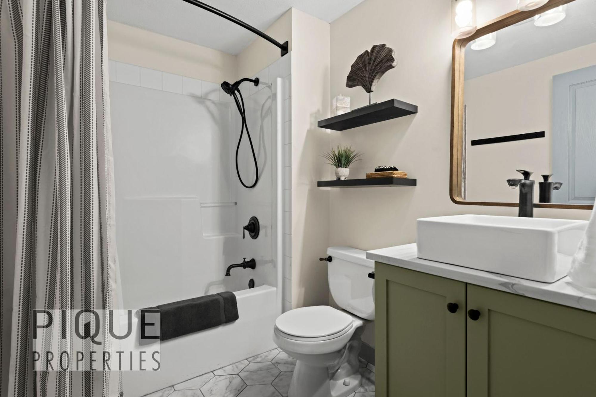 דירות קאנמור Mountain Loft Retreat, Heated Pool & Hot Tub, Ug Parking, Balcony, Wifi! מראה חיצוני תמונה